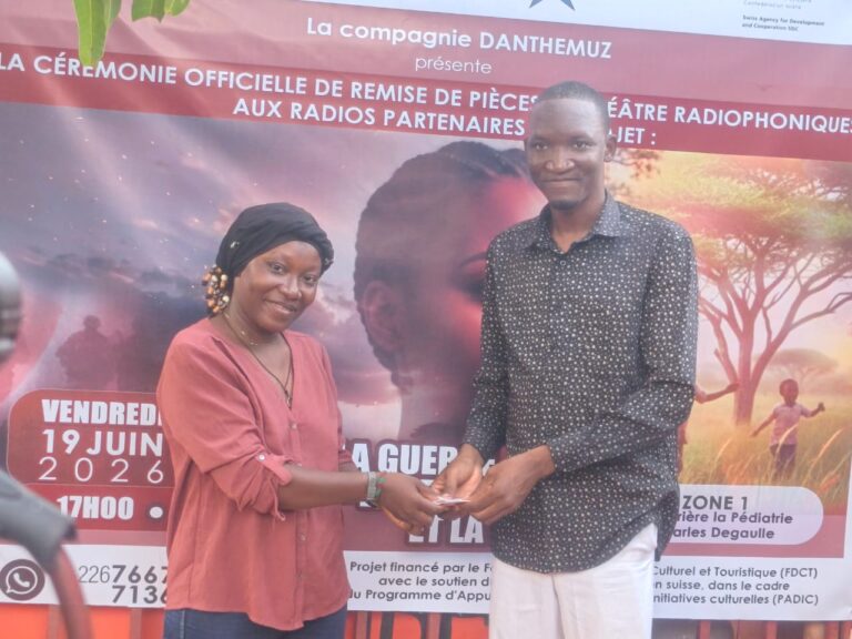 Paix dans l’espace AES : la Compagnie Danthemuz remet trois pièces de théâtre radiophonique aux radios partenaires